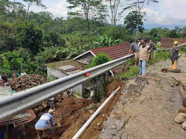 KOORDINASI DAN PENANGANAN BENCANA LONGSOR DI DESA TLOGO